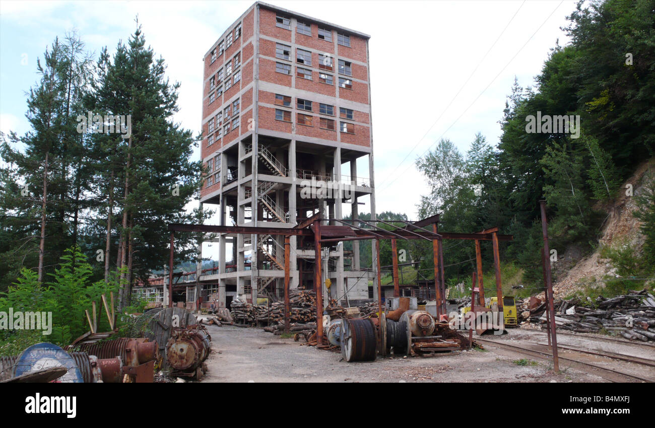 Torre di sollevamento di una miniera vi sono numerose miniere operative in Bulgaria tra molte mine che generano differenti elementi quali zinco e piombo fabbriche vicino alle miniere del processo resoucres e fare separare gli elementi diversi e li compatta le condizioni di lavoro sono estremamente ostile e pericoloso come molti gas terrà per cui le persone non sono protetti contro i lavoratori a basso salario e muoiono giovani Foto Stock