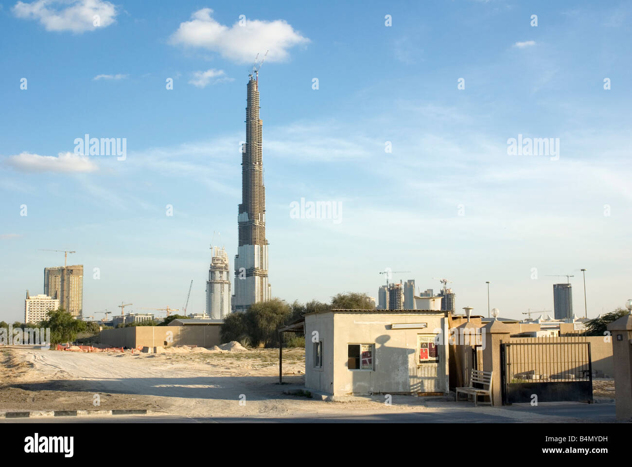 Burj Dubai tower più alto in background Foto Stock