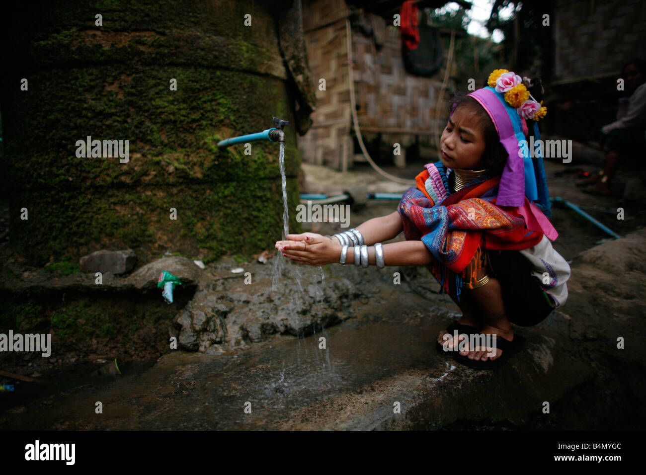 Una giraffa ragazza lava le mani a un pubblico tocca circa 300 profughi birmani in Thailandia sono membri del gruppo indigeno noto come Longnecks il più grande dei tre villaggi dove la Longnecks live è chiamato Nai Soi situato vicino a Mae Hong Son City Longnecks usura degli anelli di metallo sul loro collo che spingono la clavicola verso il basso e si estendono il collo sono una attrazione turistica turisti visitano Nai Soi per scattare foto di Longnecks e comprare il loro artigianato i villaggi sono criticati dalle organizzazioni per i diritti umani come umana giardini zoologici Foto Stock