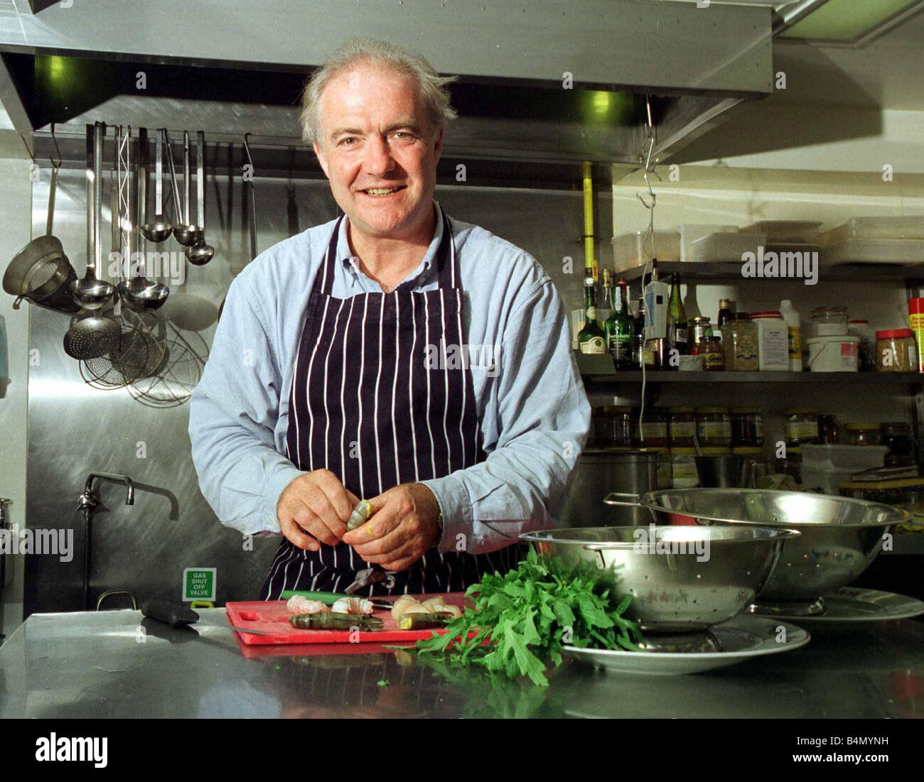 Rick Stein Chef presentatore TV Giugno 1999 lavora nella sua cucina Foto Stock