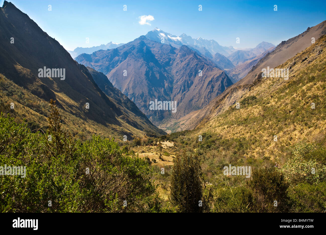 Vista dall'Inca Trail,Camino Inka,vicino Llulluchapampa oltre l'alto Ande del Perù il secondo giorno due dei quattro giorni di trekking Foto Stock