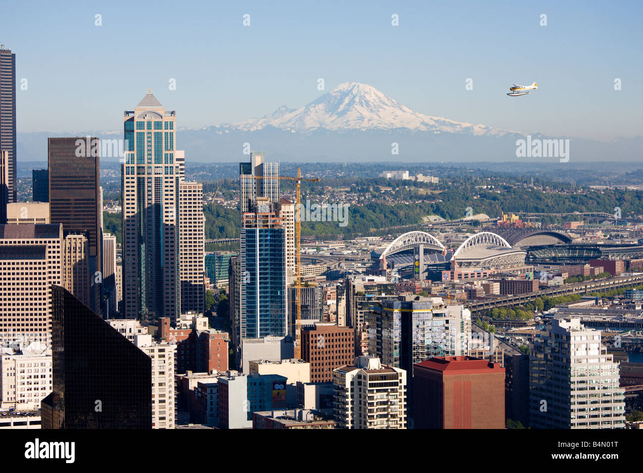 Idrovolante approcci downtown di Seattle con il Monte Rainier visibile in background Foto Stock