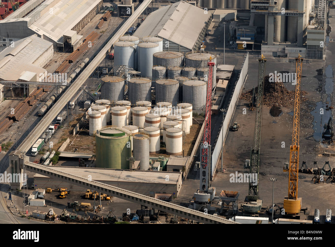 Vista aerea di edifici industriali al porto di Barcellona, Spagna Foto Stock