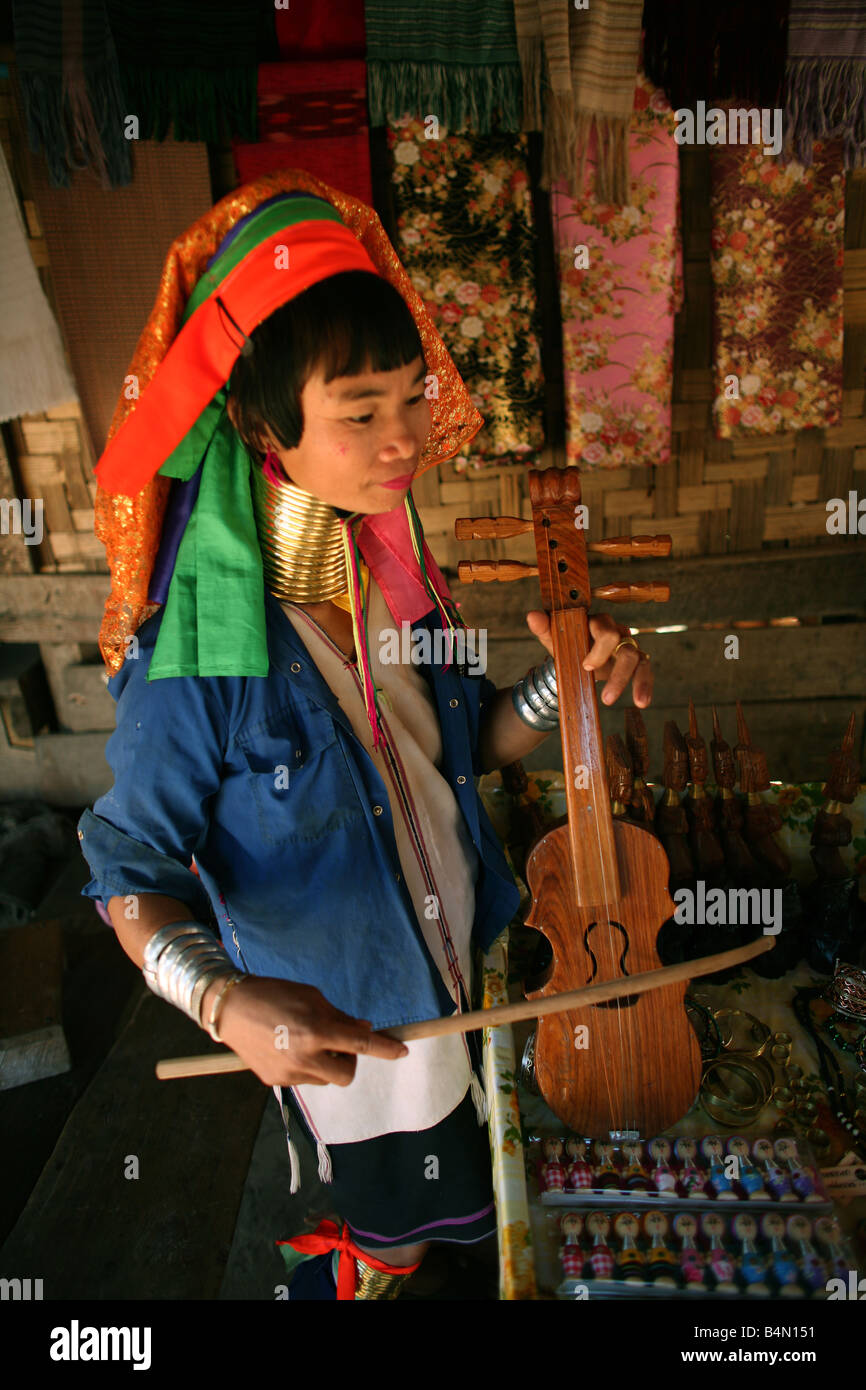Giraffa donna riproduzione di un tradizionale strumento di circa 300 profughi birmani in Thailandia sono membri del gruppo indigeno noto come Longnecks il più grande dei tre villaggi dove la Longnecks live è chiamato Nai Soi situato vicino a Mae Hong Son City Longnecks usura degli anelli di metallo sul loro collo che spingono la clavicola fatto ed estendere il collo sono una attrazione turistica turisti visitano Nai Soi per scattare foto di Longnecks e comprare il loro artigianato i villaggi sono criticati dalle organizzazioni per i diritti umani come umana giardini zoologici Foto Stock