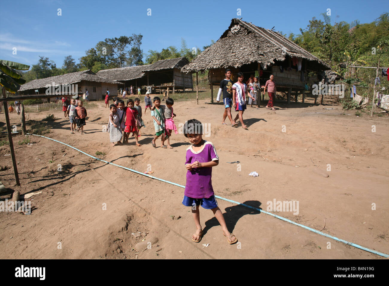 Persone che camminano in sfollati camp vicino al confine con la Tailandia In Myanmar Birmania migliaia di persone si sono insediati in prossimità del confine come risultato di oppressione nella loro patria Circa 200 sfollati birmani persone si sono insediati in La per lei un villaggio sul lato birmano della frontiera con la Thailandia vicino alla cittadina tailandese di Mae Sot si rifiutano di attraversare il confine perché vogliono rimanere nella loro patria questi rifugiati sostenere il movimento ribelle chiamato KNLA Karen Esercito di liberazione nazionale che opera nella Birmania orientale Gen 2007 Foto Stock