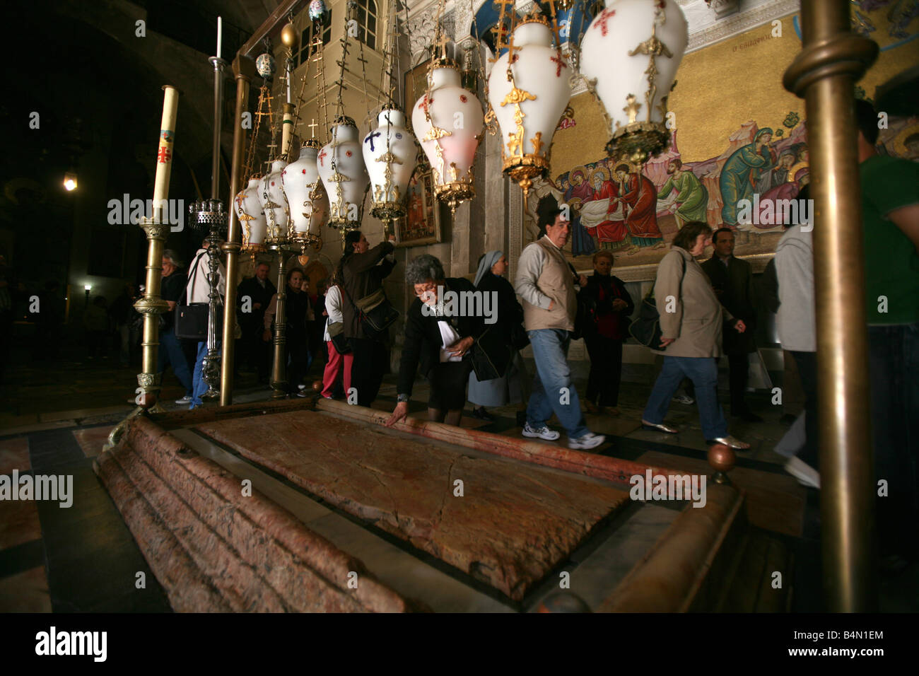 Un tour passeggiate oltre la pietra della unzione all interno della chiesa del Santo Sepolcro sulla Via Dolorosa via della sofferenza nella città vecchia di Gerusalemme Foto Stock