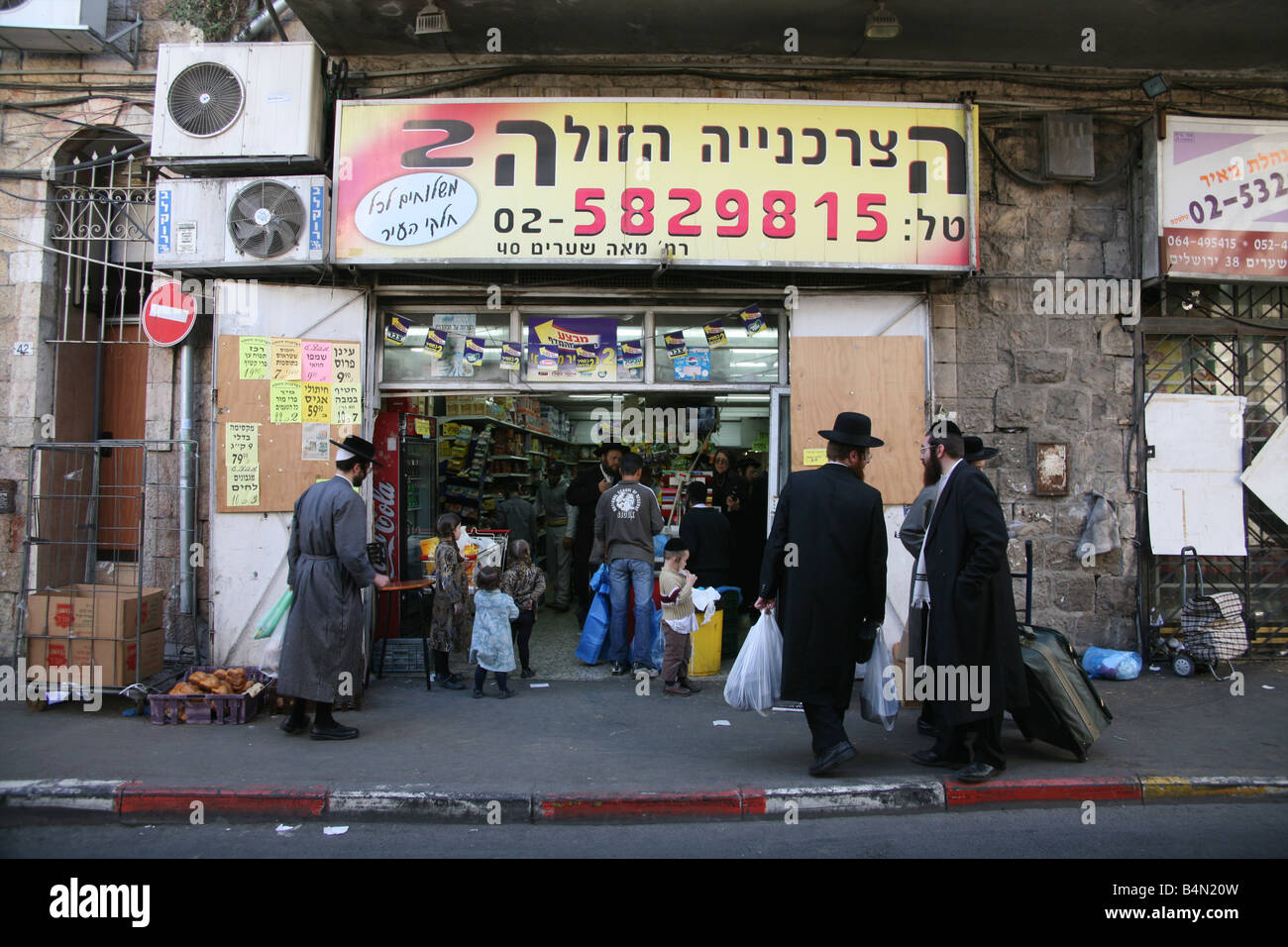 Orthdox ebrei nella città vecchia di Gerusalemme Foto Stock