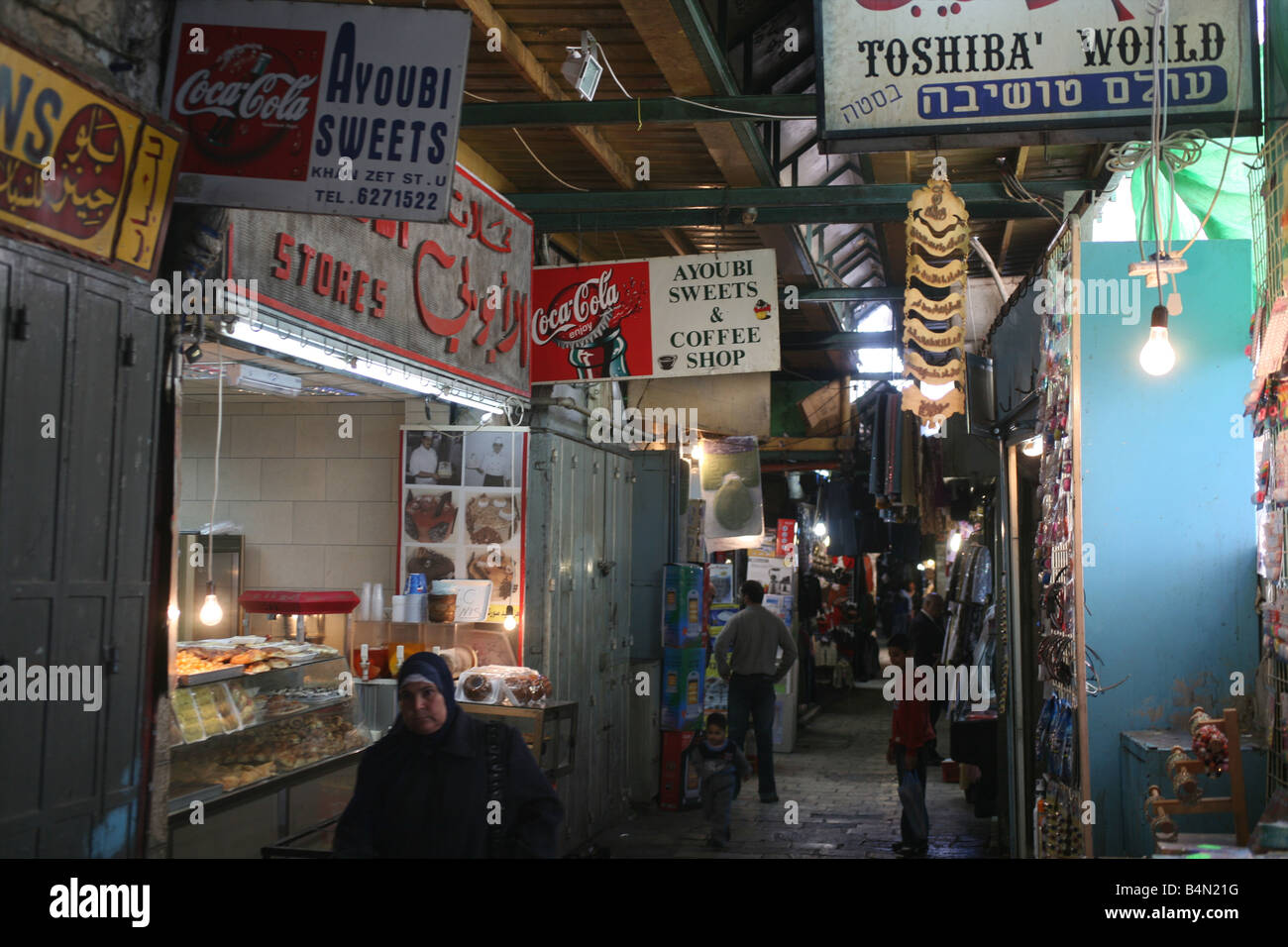 Pubblicità in un mercato nella città vecchia sezione di Gerusalemme Foto Stock