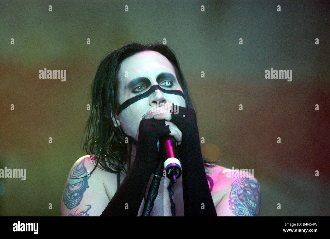 Marilyn Manson cantante Agosto 2001 canti sul palco al concerto del Festival Verdi a Glasgow Green Foto Stock