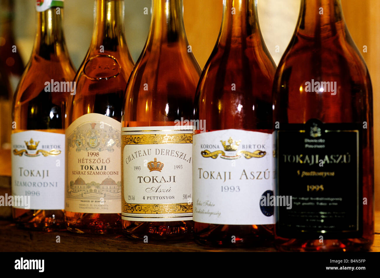 Una selezione di vini Tokaji in mostra presso la Casa ungherese di Vini a Budapest, Ungheria Foto Stock