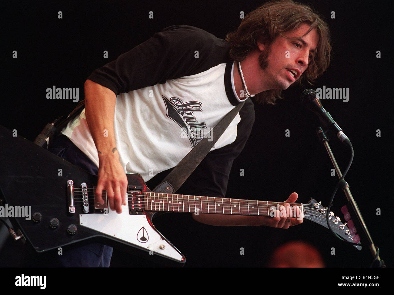 Foo Fighters gruppo band Agosto 2000 di eseguire sul palco al concerto sul verde a Glasgow Green Dave Grohl Foto Stock