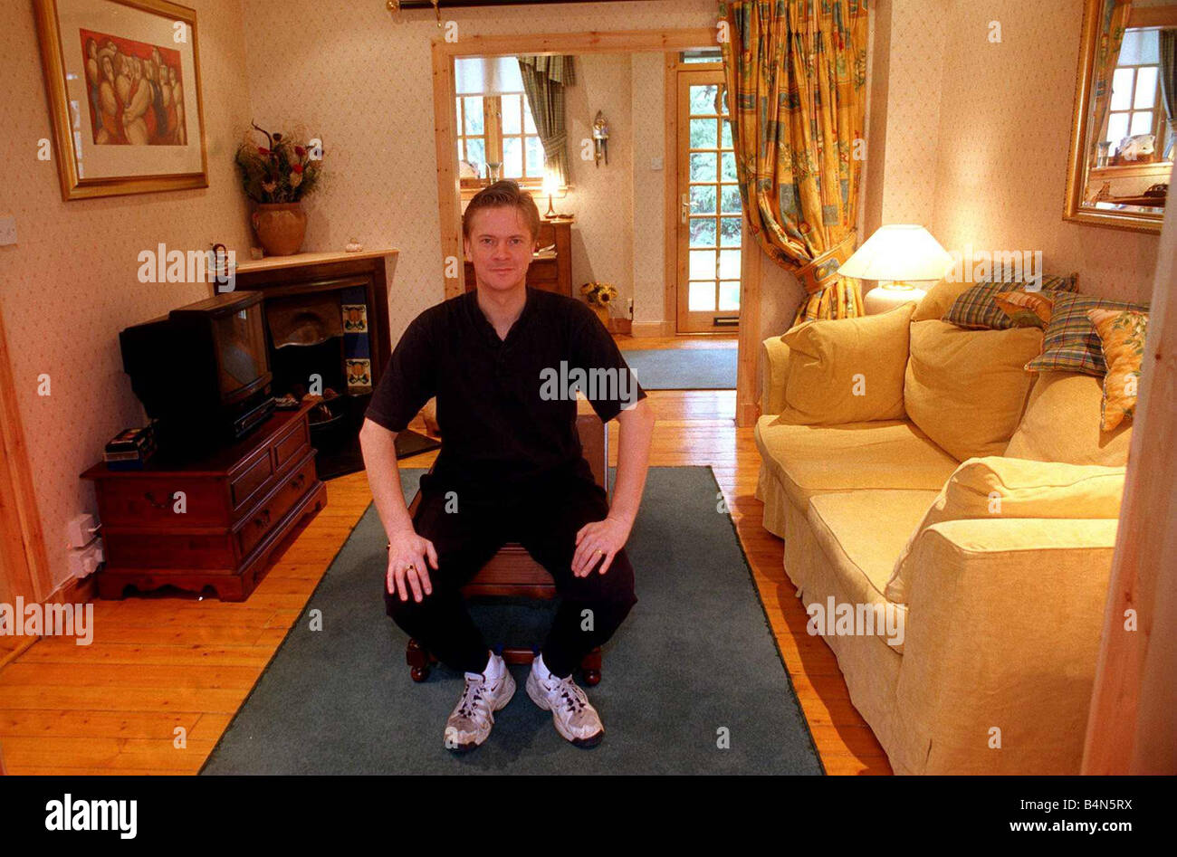 James MacPherson attore in Taggart seduta sul tavolino in soggiorno Marzo 1997 Foto Stock