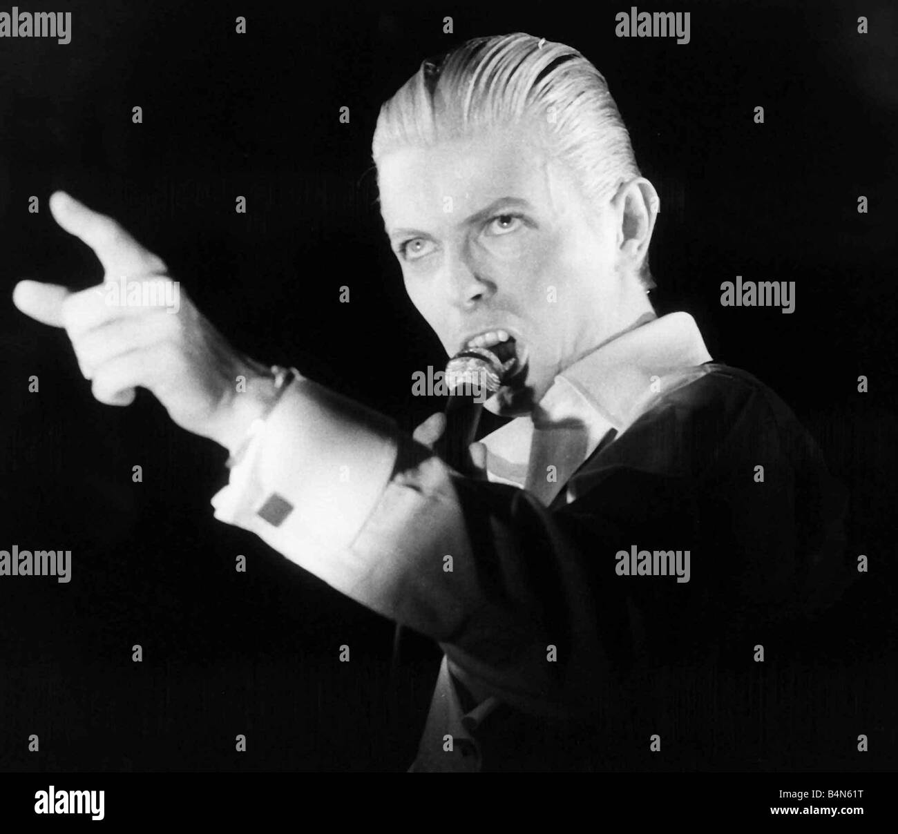 David Bowie cantante pop sul palco 1976 Foto Stock