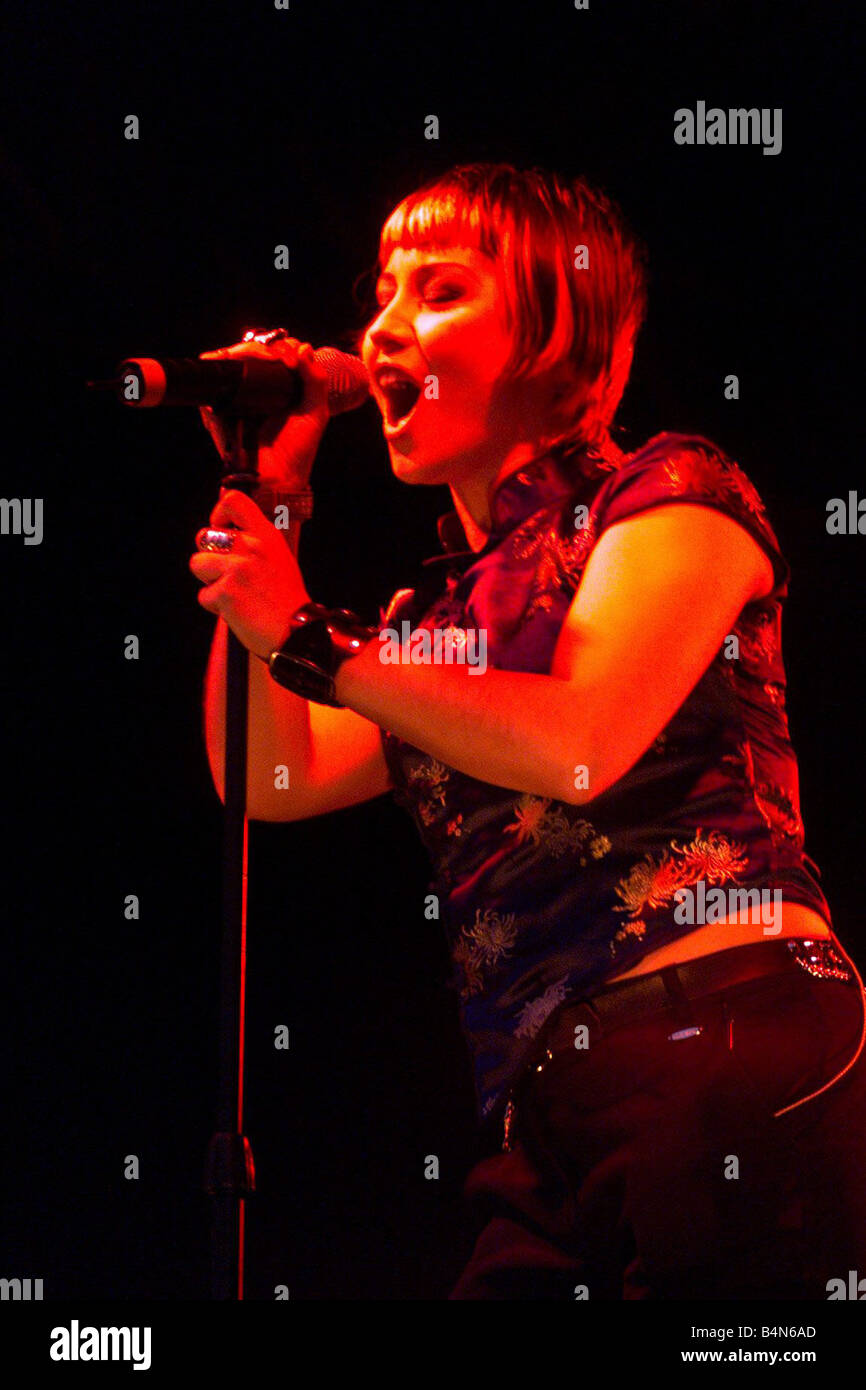 T sul fiume Concerto Belfast Irlanda del Nord Giugno 1999 Zafferano cantante della band Republica durante Laganside s T sul fiume a Belfast Irlanda del Nord Foto Stock