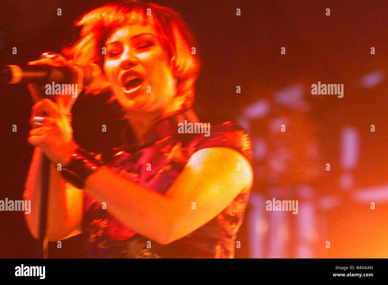 T sul fiume Concerto Belfas t Irlanda del Nord Giugno 1999 Zafferano cantante della band Republica durante Laganside s T sul fiume a Belfast Irlanda del Nord Foto Stock