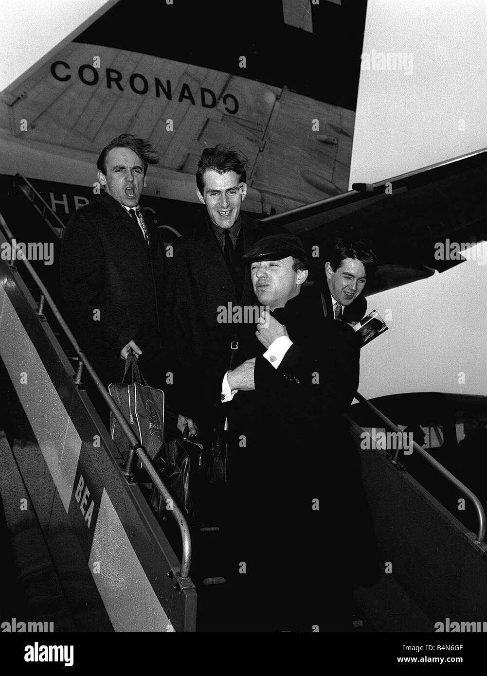 Gerry Marsden e il pacemaker rock and roll gruppo di lasciare l'Aeroporto di Londra Heathrow per il tour della Svizzera la sensazione di freddo Foto Stock