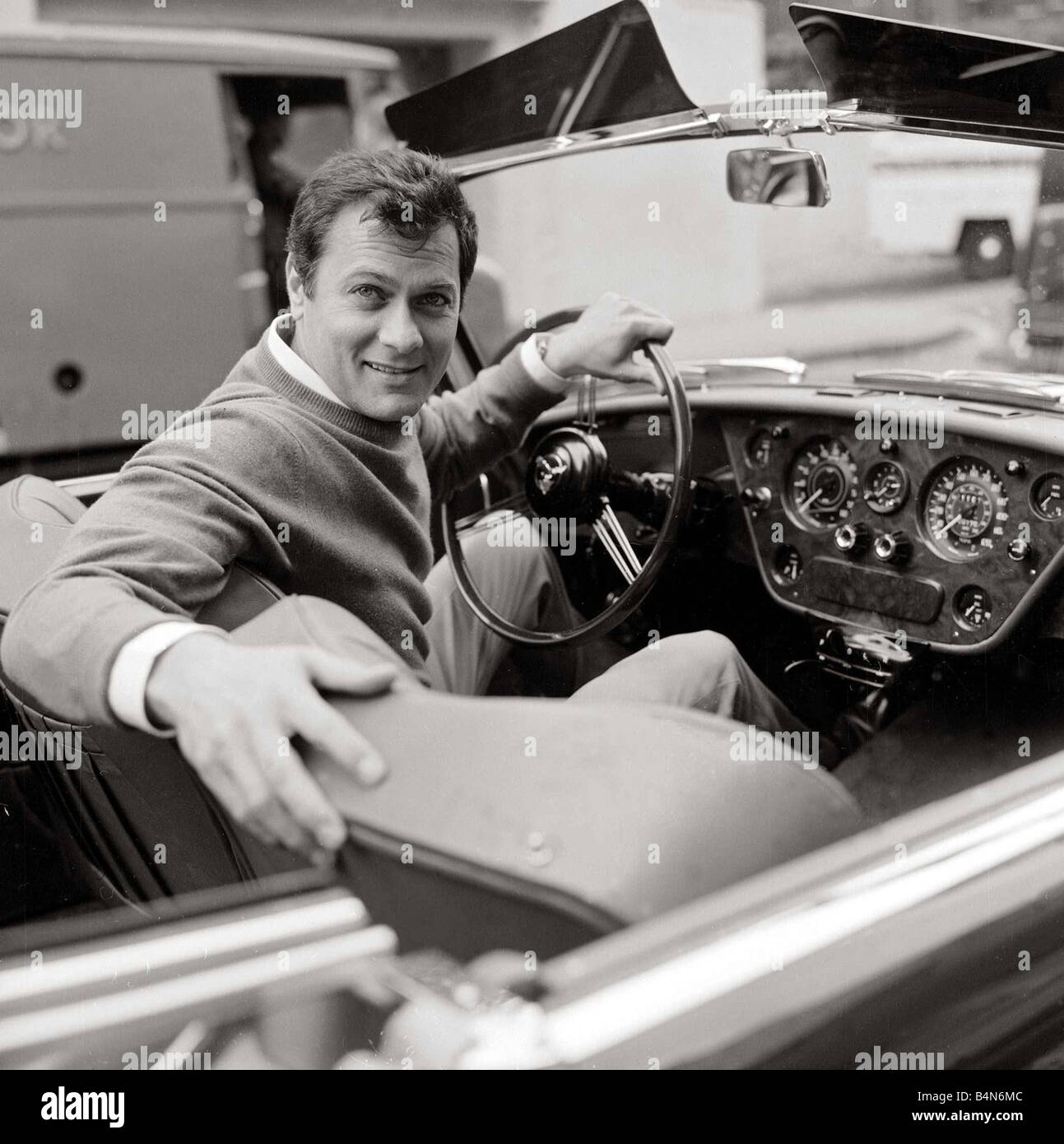 Tony Curtis, attore americano pone per le immagini nella sua Alvis TE21 autovettura in Knightsbridge, Londra, giovedì 2 settembre 1965. Foto Stock