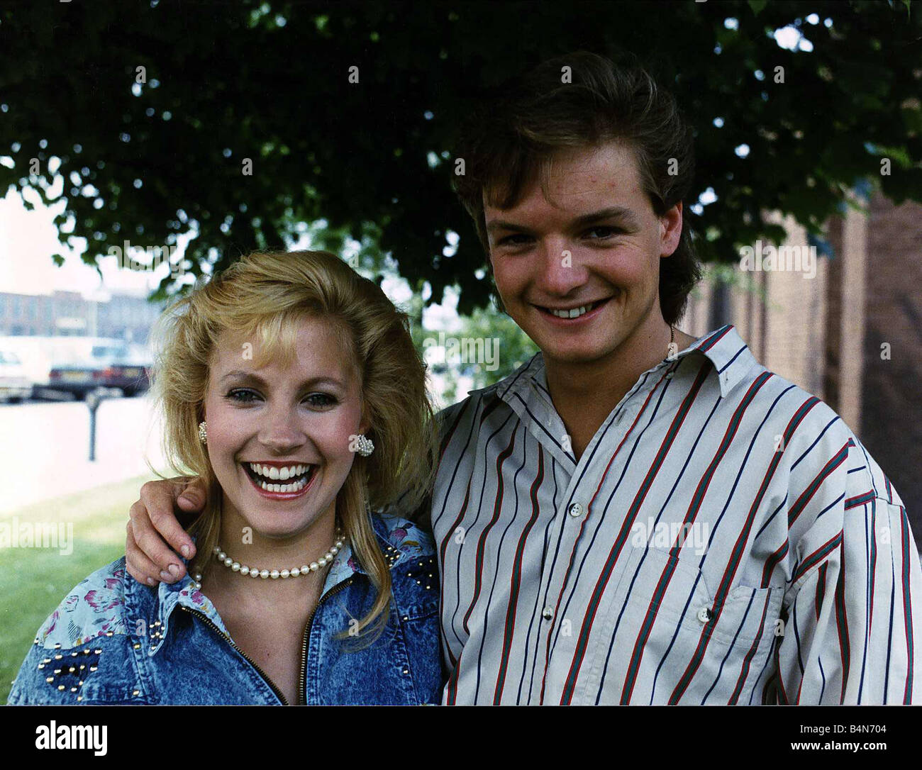 Malinda Burrows attrice di Emmerdale Farm con il nuovo uomo nella sua vita Mark Grainger Giugno 1989 Foto Stock