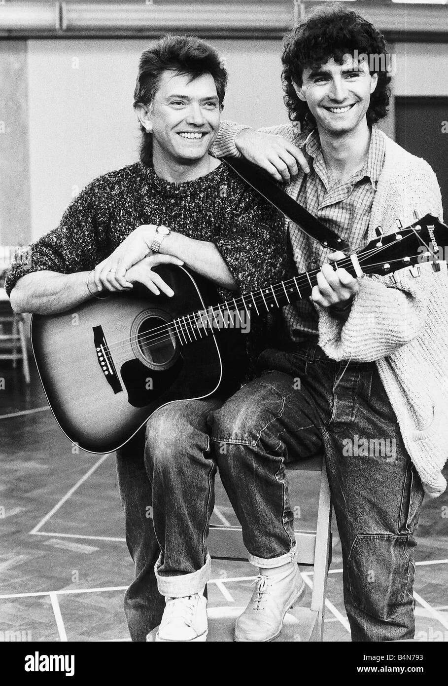 Simon Bowman attore che ha vinto la parte del giovane Elvis nel palcoscenico di presentazione di Stasera hai compagnia con Martin Shaw giocando il vecchio Elvis Aprile 1985 Foto Stock