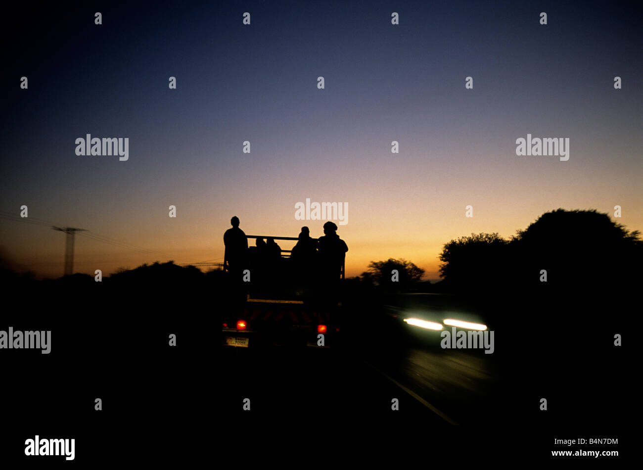 Lavoratori immigrati provenienti dal Mozambico essendo trasportati indietro nel loro paese di origine al tramonto dalla vicina Africa del Sud Foto Stock