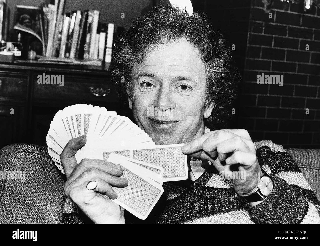 Ray Brooks Aprile 1987 attore nella sua casa di Kew carte da gioco Foto Stock