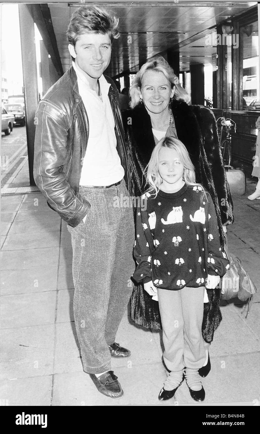 Maxwell Caulfield attore da soap opera la Colbys con sua moglie Giulietta mulini e sua figlia Melissa arrivando all'aeroporto di Gatwick da Los Angeles per le vacanze di Natale del dicembre 1986 Foto Stock