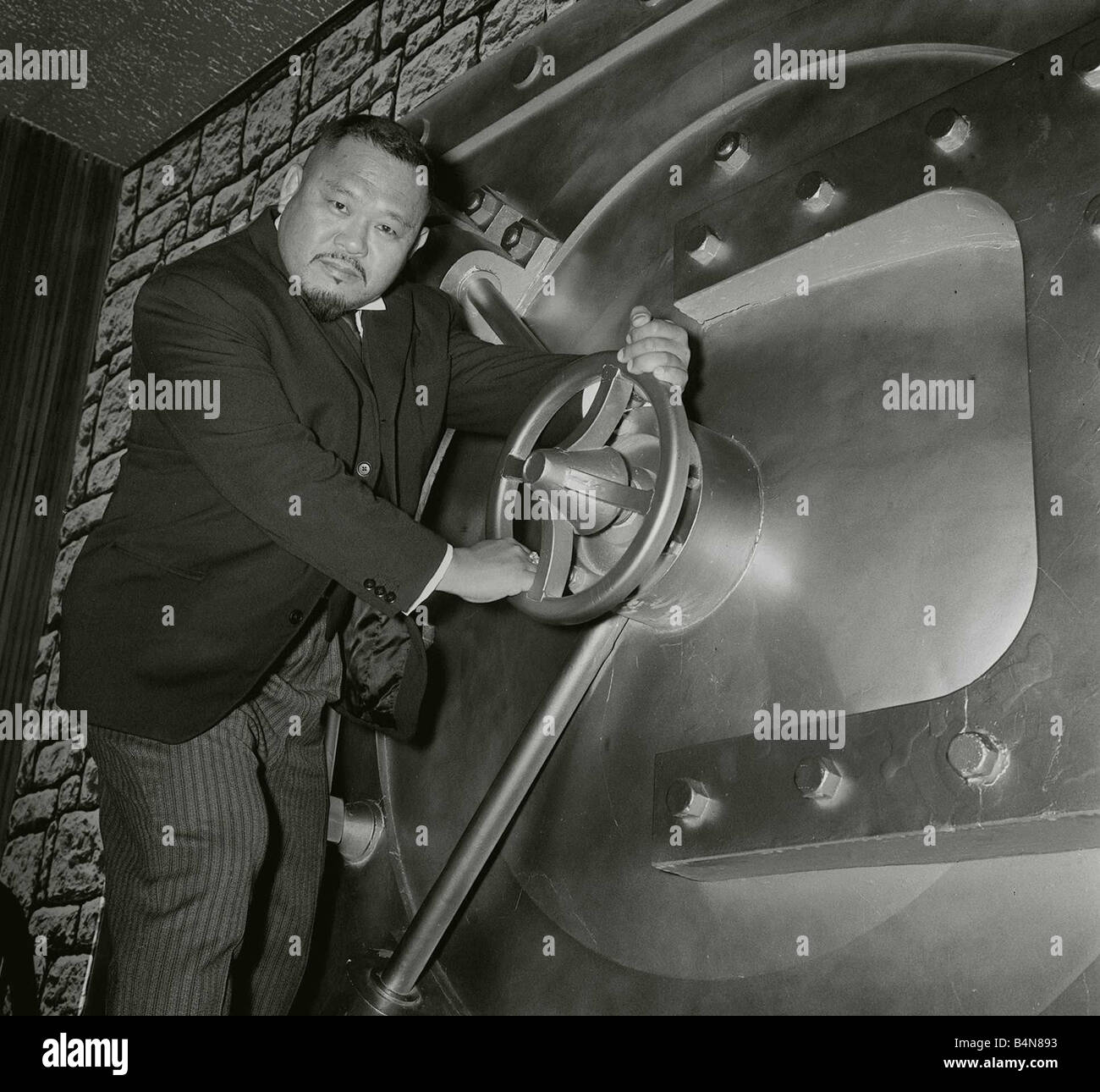 Harold Sakata Gennaio 1965 al di fuori del London Hilton nato in Giappone il signor Sakato giocato Mr Oddjob in Goldfinger qui prova la sua forza nella camera vault 007 James Bond Foto Stock