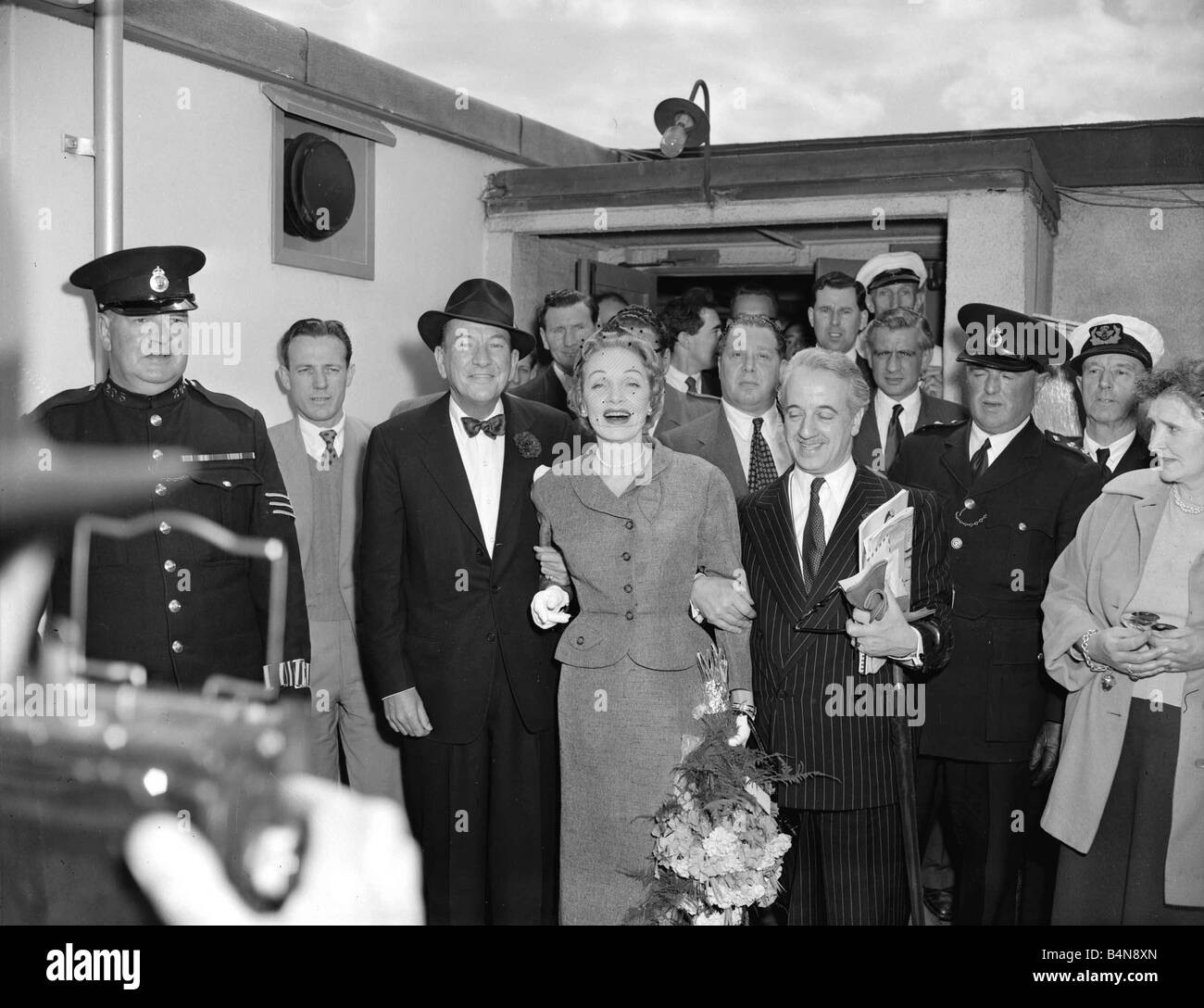 Marlene Dietrich che arrivano a Londra per il Cabaret attrice circondata dagli uomini Giugno 1954 Foto Stock