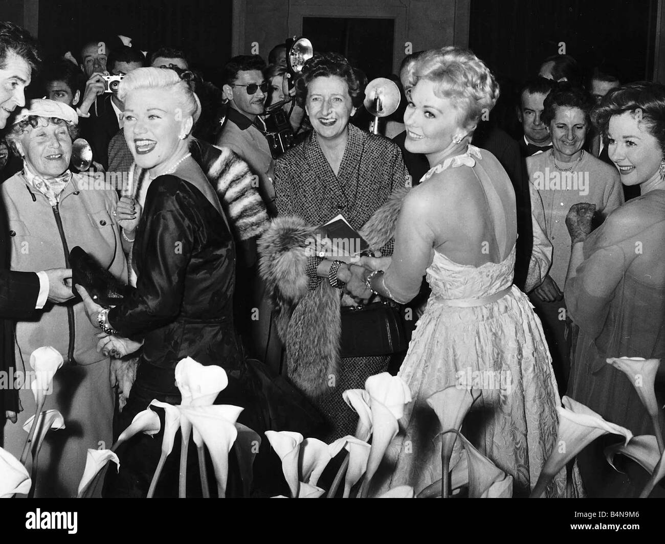 Kim Novak attrice e Ginger Rogers attrice firma autografi al Cannes Film Festival nel 1960 circa Foto Stock