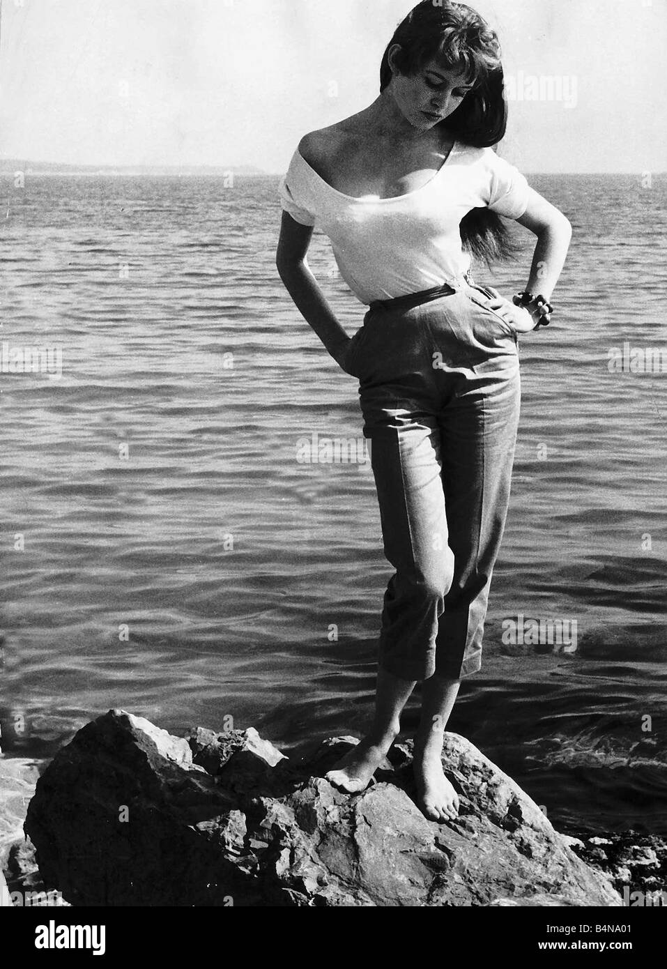 Brigitte Bardot attrice francese in piedi sulle rocce sul litorale del mare Maggio 1955 Foto Stock Brigitte Bardot attrice francese in piedi sulle rocce sul litorale del mare Maggio 1955 Foto Stock