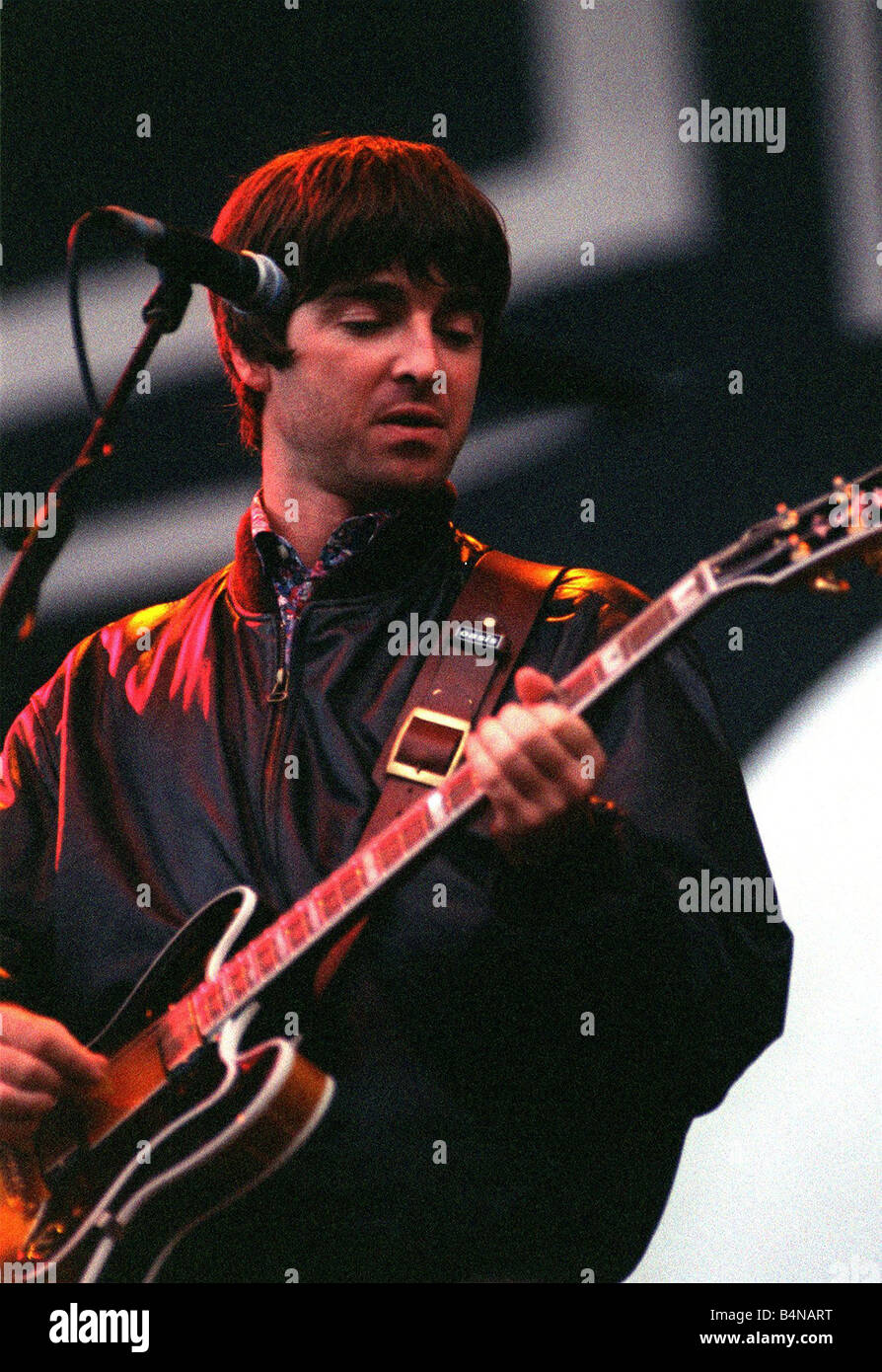 Noel Gallagher a suonare la chitarra sul palco durante un concerto a circa  1996 Foto stock - Alamy