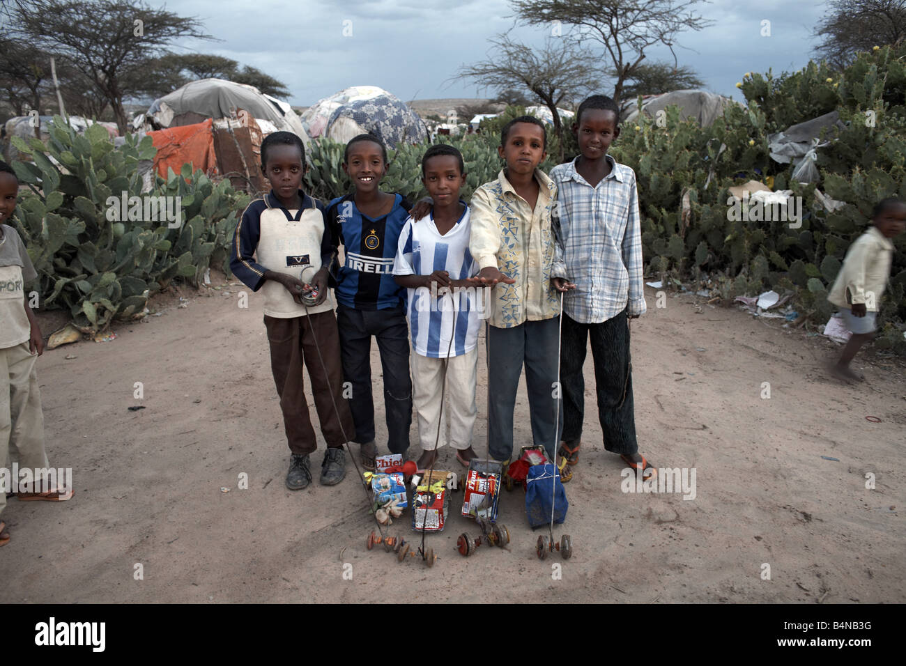 I bambini con i giocattoli fatti in casa a un Persone Internamente Sfollate camp, Hargeisa, il Somaliland e la Somalia Foto Stock