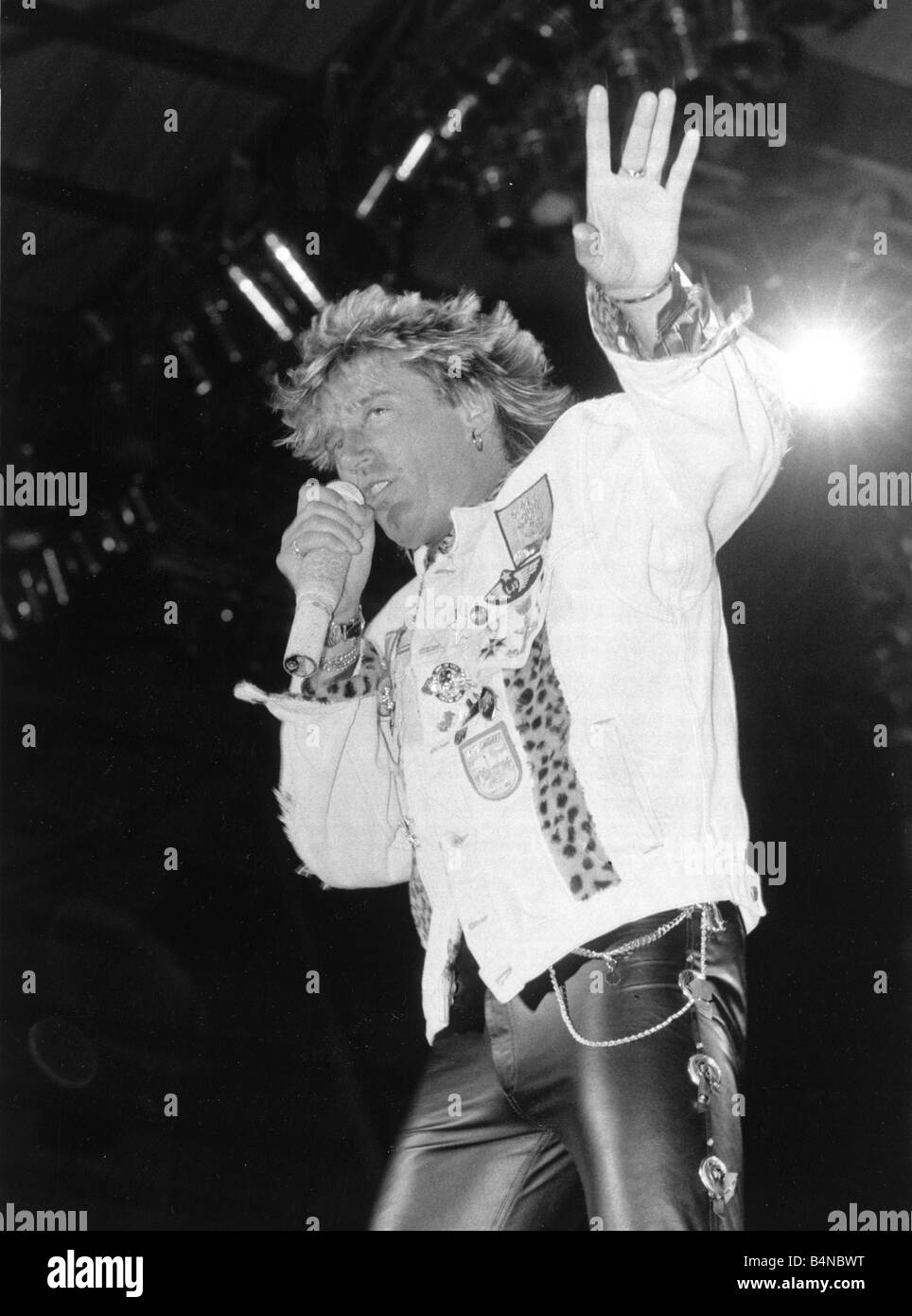 Rod Stewart sul palco nei suoi anni quaranta nel 1986 Foto Stock