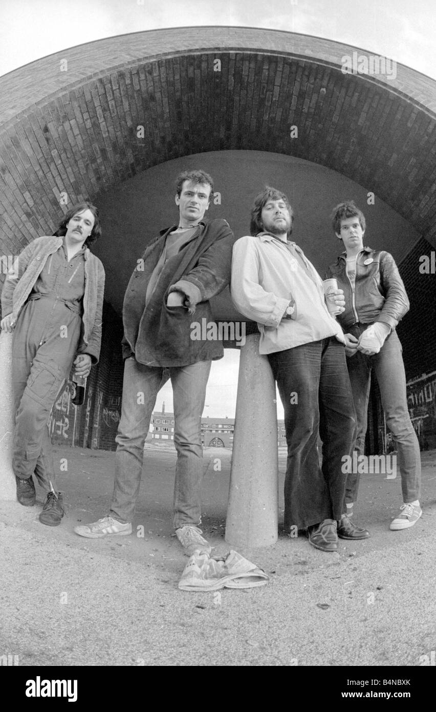 Gli Stranglers visto qui prima del loro concerto di Manchester intrattenimento musica Punk Giugno 1977 anni settanta Foto Stock