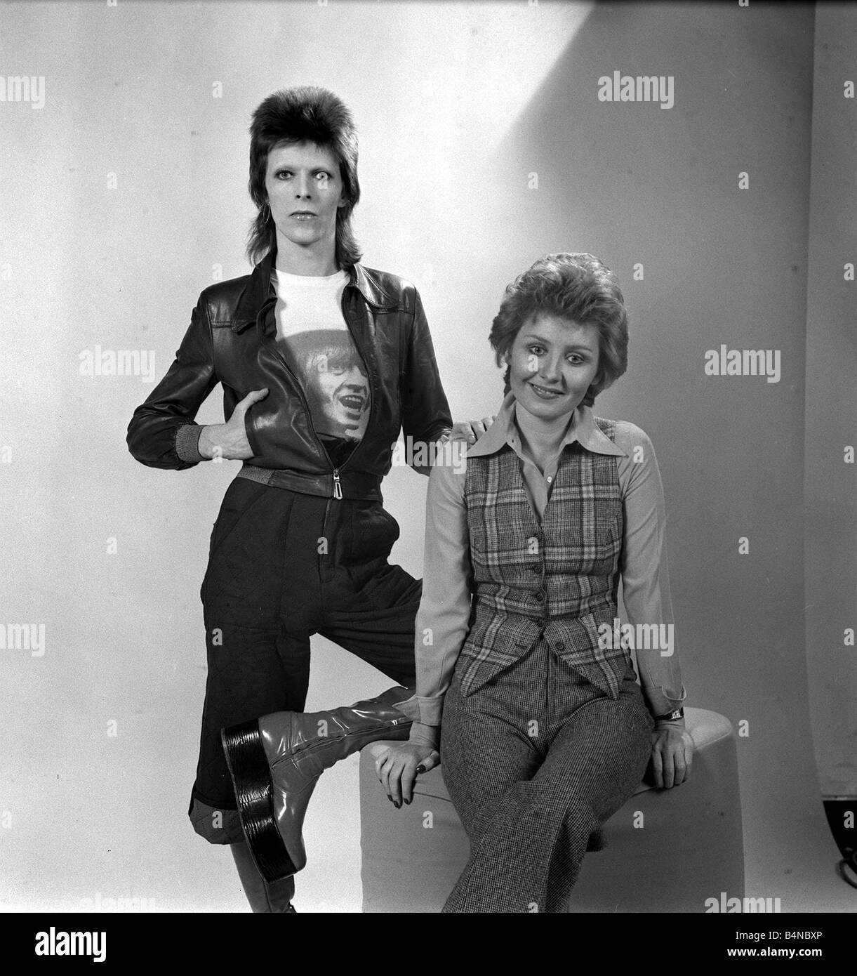 David Bowie e Lulu Dicembre 1973 studio shot Foto Stock