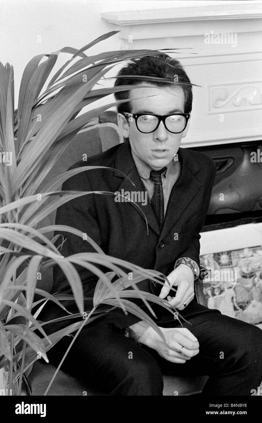 Elvis Costello seduto accanto ad un impianto Foto Stock