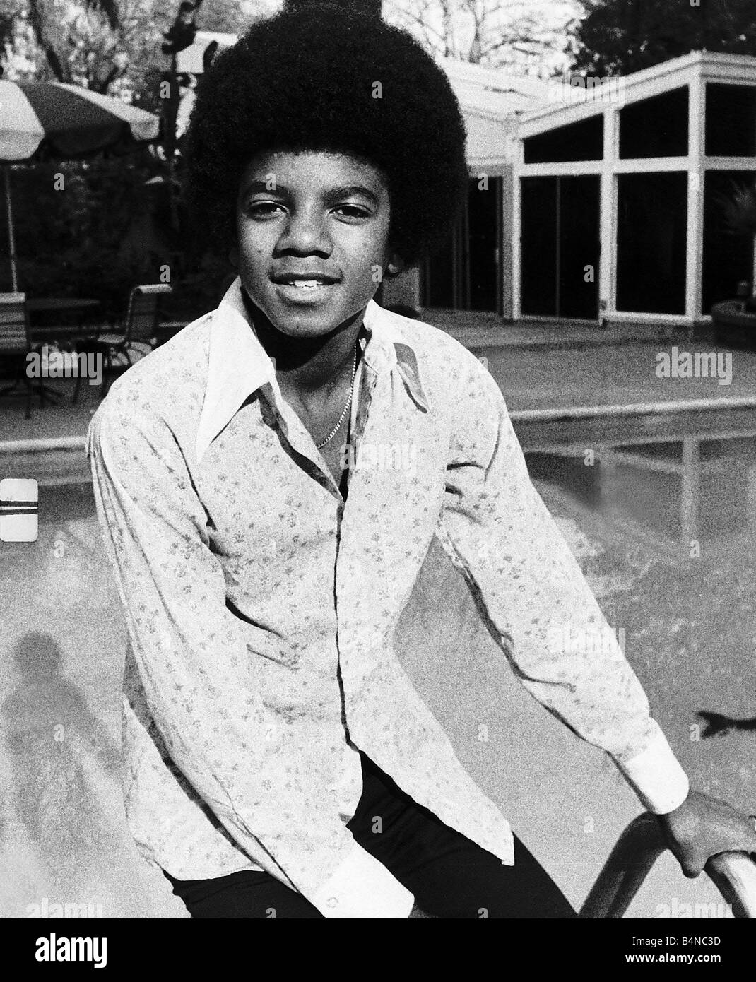 Michael Jackson cantante seduta sul bordo della piscina a circa 1975 Foto Stock