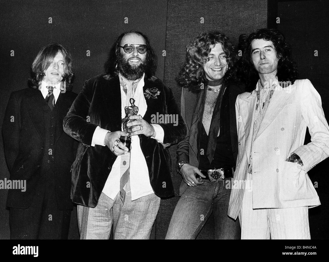 Led Zeppelin con loro Ivor Novello Award John Paul Jones Peter Grant Robert Plant Jimmy Page Foto Stock
