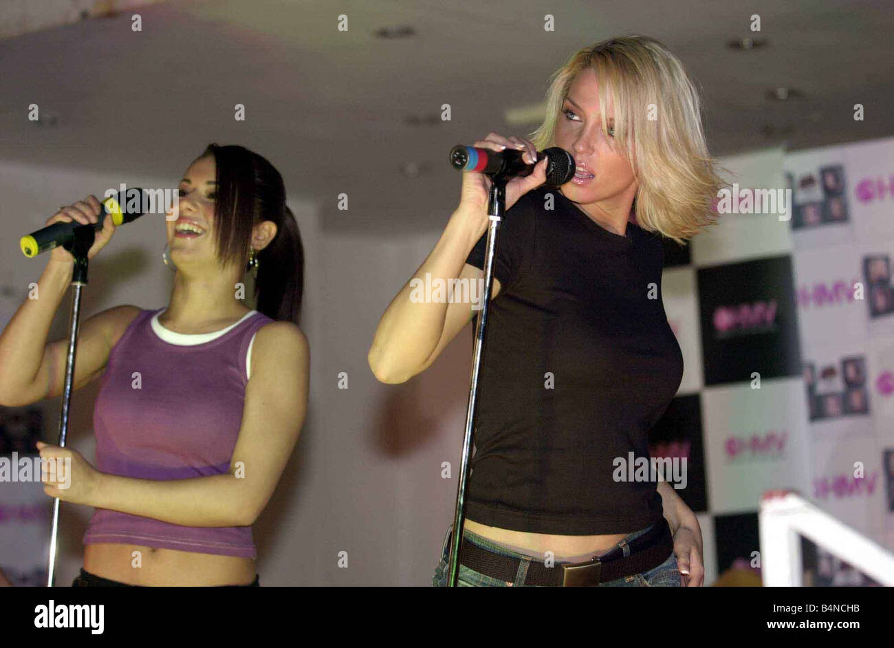 Girl band Girls Aloud lanciare il loro primo singolo al Centro Trafford raffigurati sono Cheryl Tweedy e Sarah Dicembre 2002 Foto Stock