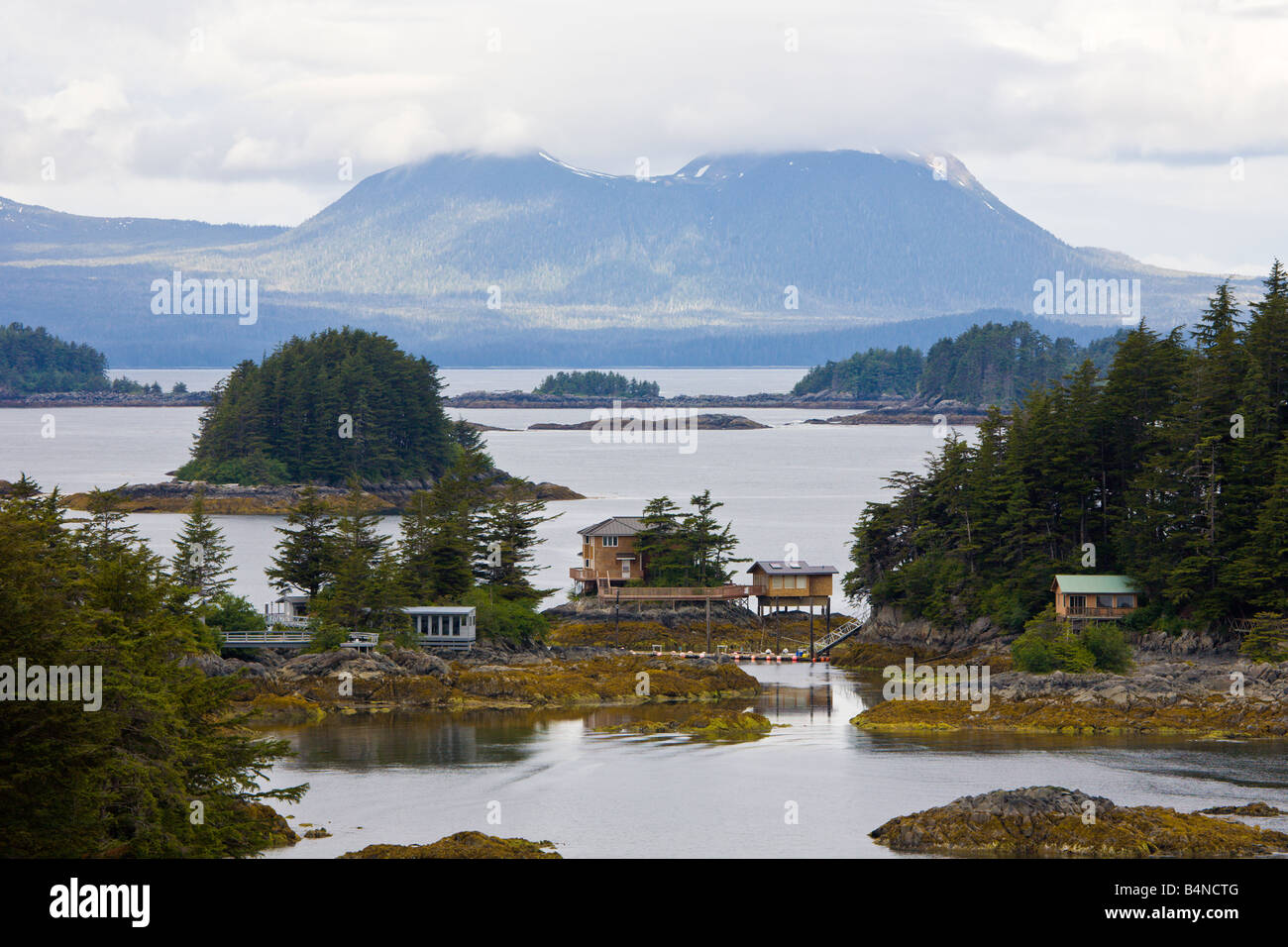 I residenti di Sitka Alaska godere di spettacolari vedute delle montagne e del deserto circostante Foto Stock