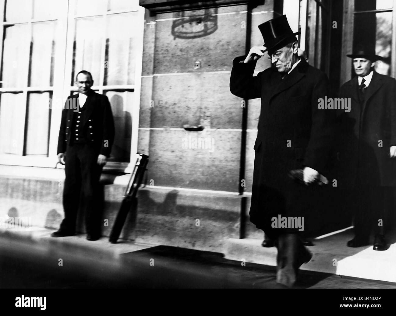 Woodrow Wilson Presidente americano Guerra Mondiale uno lasciando la conferenza di pace di Versailles 1919 Foto Stock