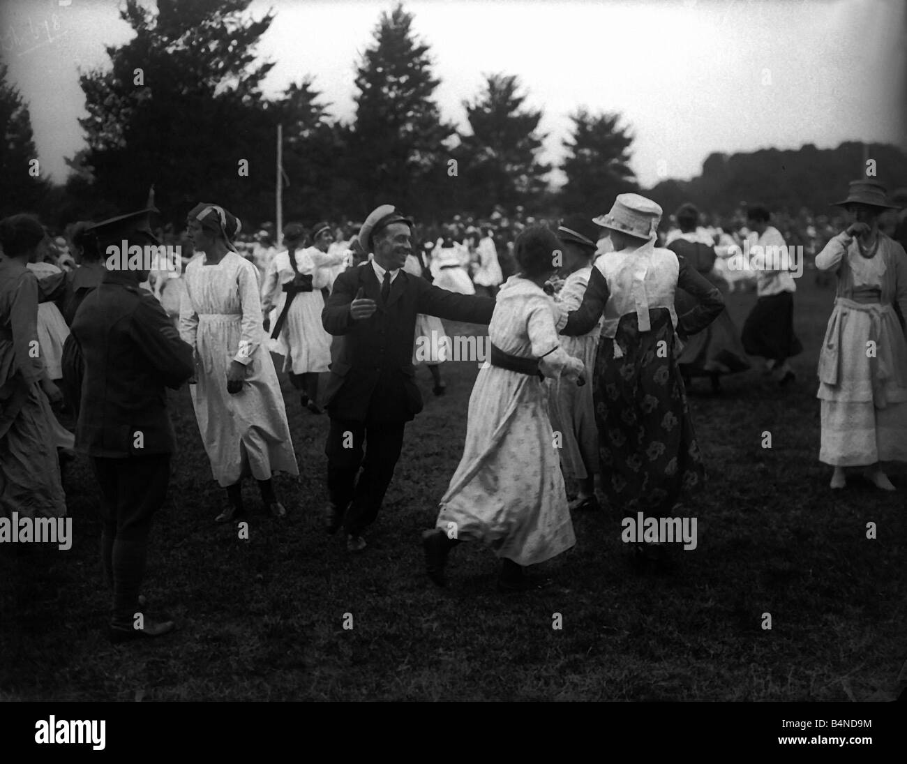 Celebrazioni di pace dancing in Hyde Park circa 1919 Foto Stock
