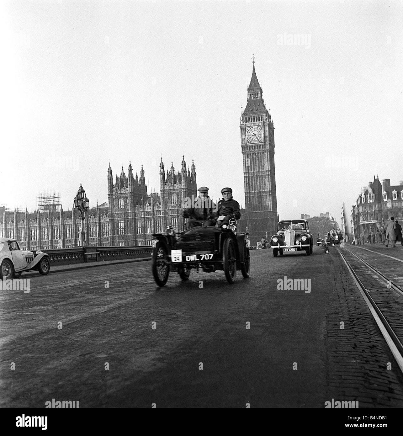 Londra a Brighton auto d'epoca, eseguire novembre 1949 il Big Ben e il Parlamento in background Foto Stock