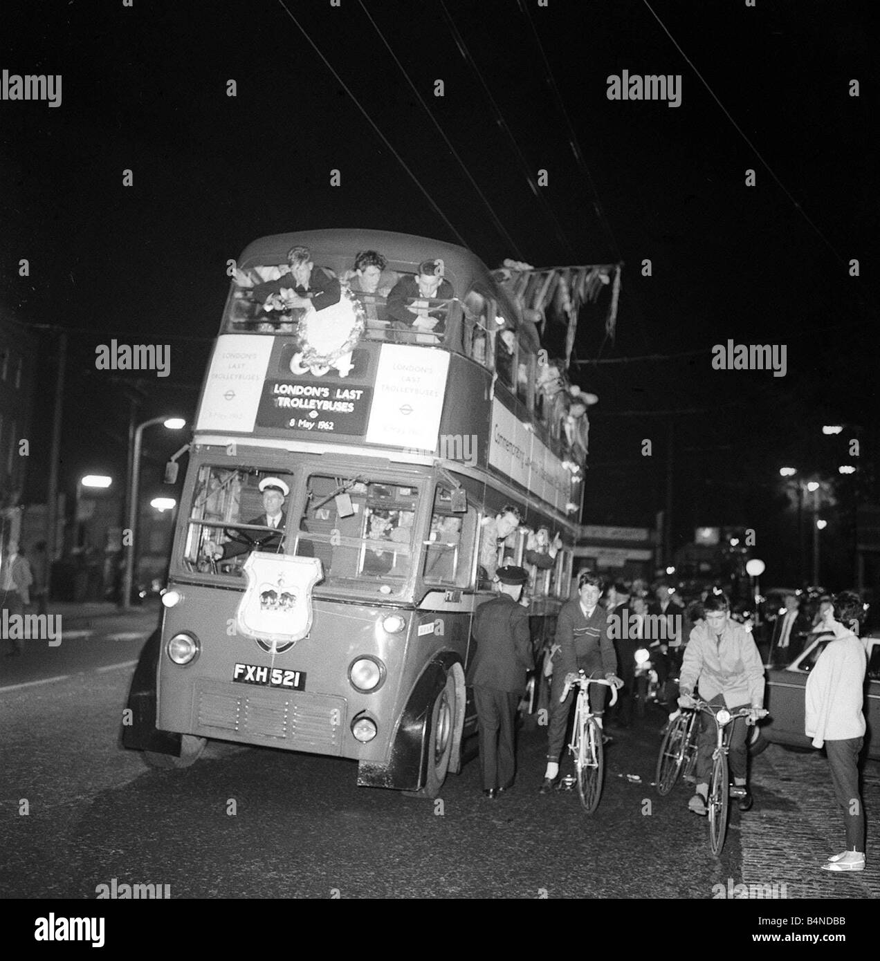 Ultimo viaggio in filobus Maggio 1962 Folla ruotata fino in grandi numeri per prendere un ultimo e molto sentimentale nel diario di un filobus l'ultimo filobus sono state prese al di fuori del servizio di trasporti di Londra il 8 maggio 1962 essi sono stati sostituiti dalla benzina azionato autobus Routemasters alcuni dei quali sono ancora in uso su Londra s strade oggi Tuttavia mentre questa sembrava essere la fine di un'era una versione moderna del tram hanno iniziato a riapparire sulle strade di alcuni di Gran Bretagna s città di Manchester la metropolitana inaugurato nei primi anni novanta ed ha avuto molto successo e Croydon a sud di Londra Foto Stock