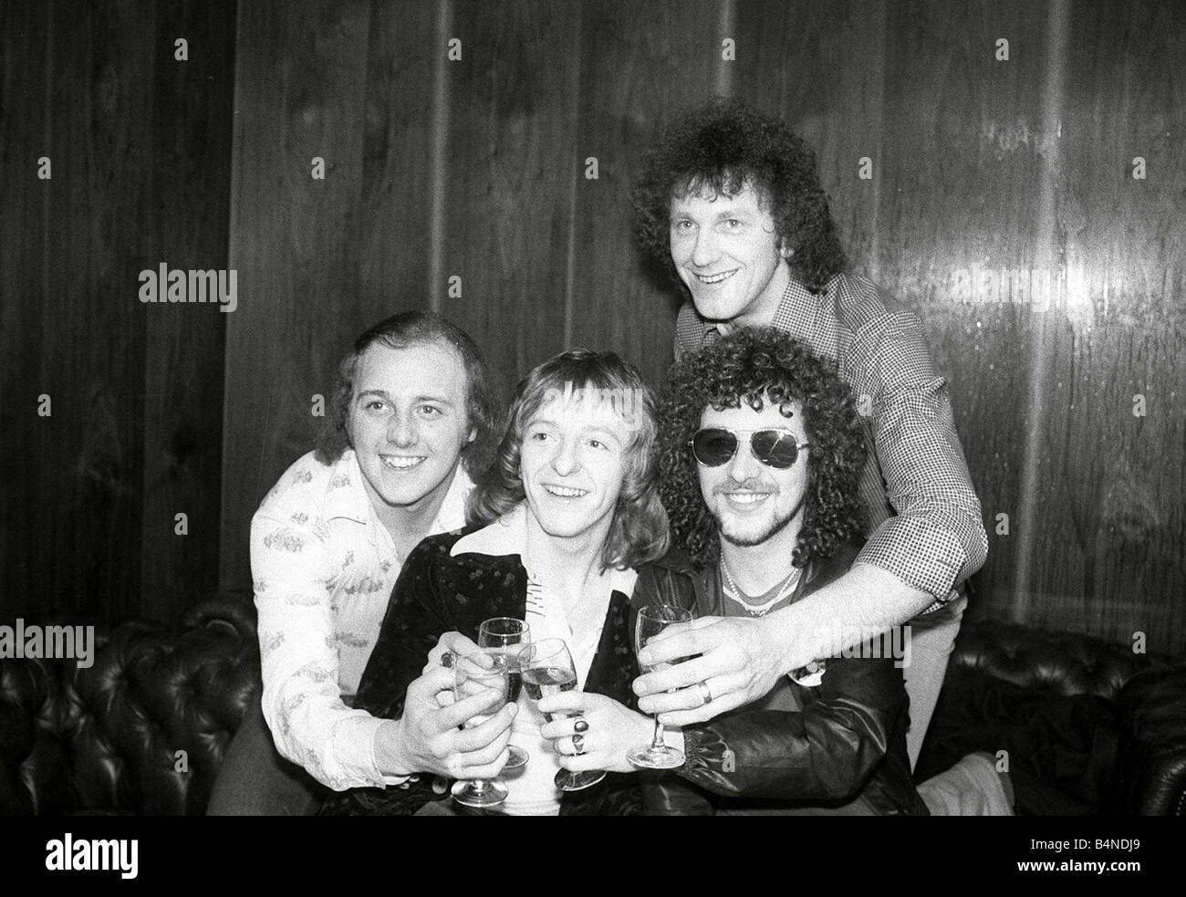 Pop band Black Lace godono di una bottiglia di champagne dopo la vittoria in Eurovison Song Contest Foto Stock