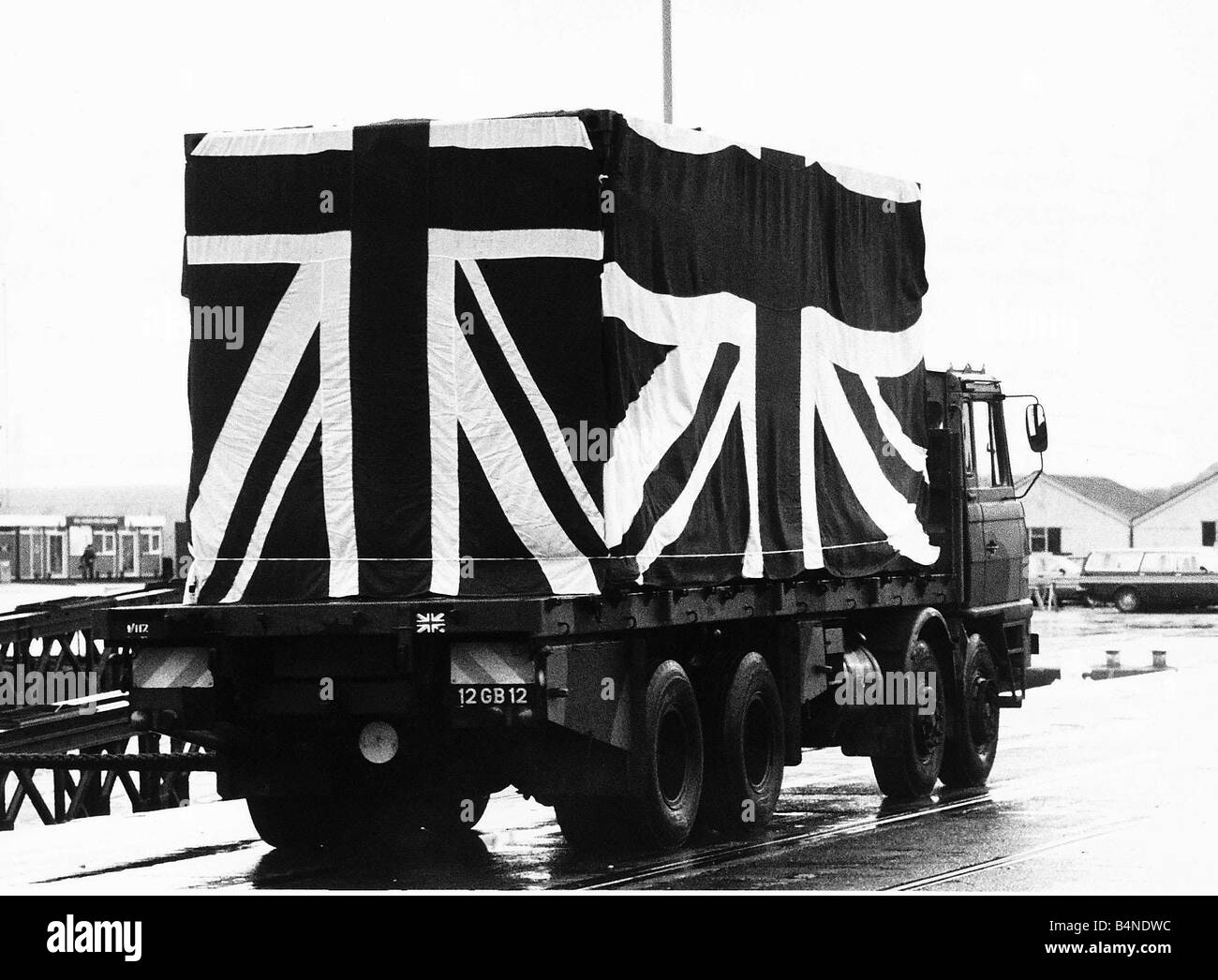 Lasciando Southampton dock sessanta quattro corpi portati indietro dalla Falklands in Unione Jack contenitori drappeggiato a bordo della Royal Air Foto Stock