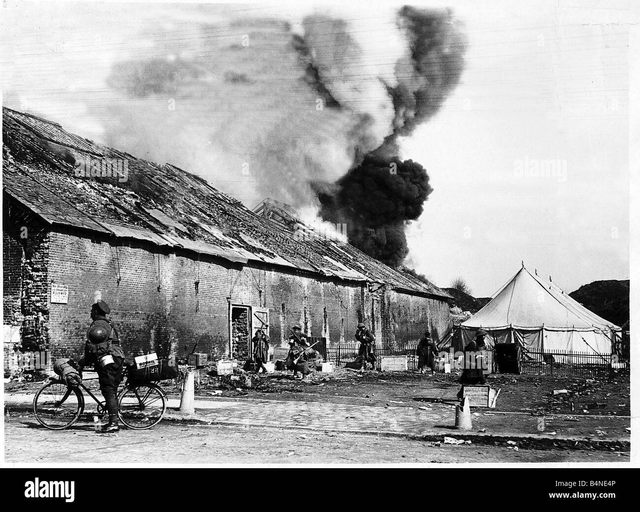 La Prima guerra mondiale le truppe britanniche in ritiro in Francia Marzo 1918 durante la grande offensiva tedesca Foto Stock