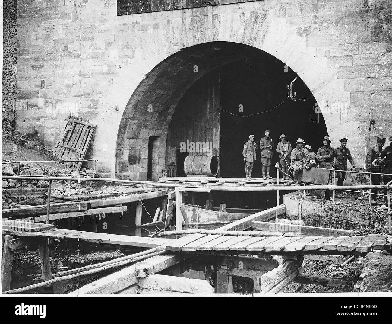 La Prima guerra mondiale la linea Hindenburg tunnel dove la St Quentin canale scorre sotterranea permanente di truppe su schede attraverso il canale 1918 Foto Stock