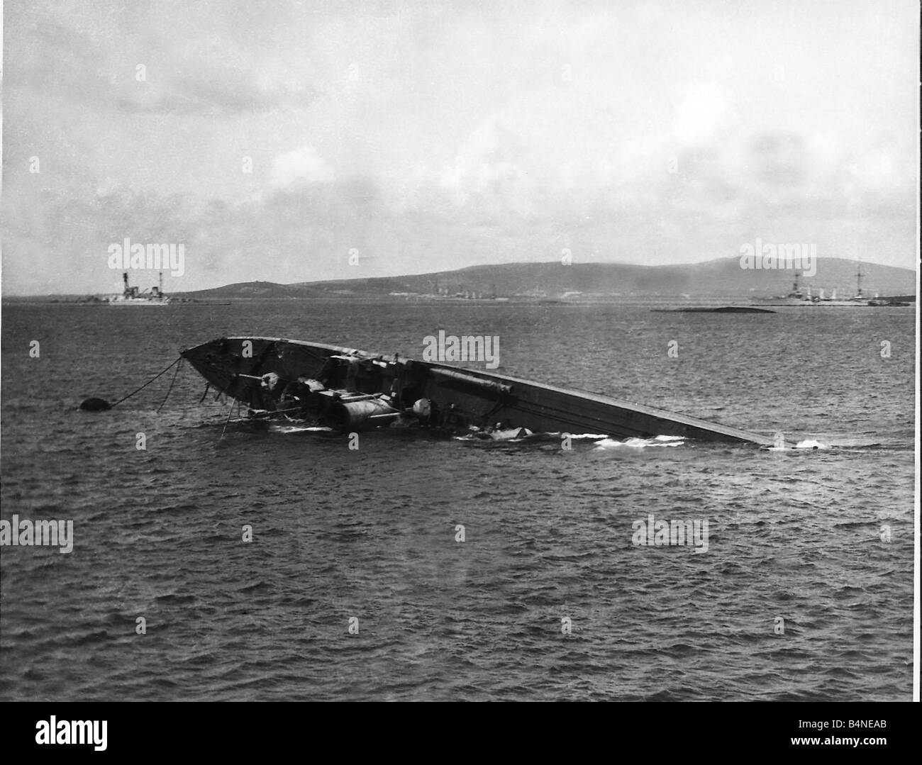 I tedeschi di alto mare Scuttling della flotta al flusso della SCPA 1919 distruttore di affondamento barche ribaltata in background Foto Stock