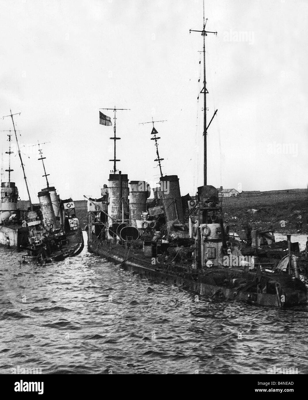 Cacciatorpediniere del tedesco di alto mare affondamento della flotta 1919 dopo essere stato autoaffondato nel flusso di Scapa Foto Stock